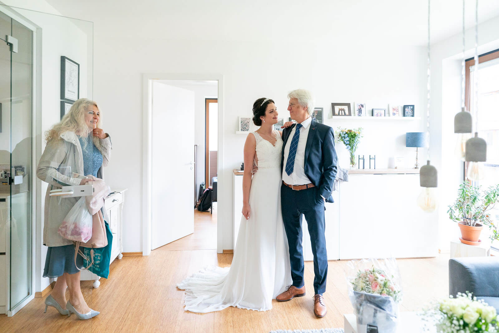Braut mit Eltern beim Getting Ready.