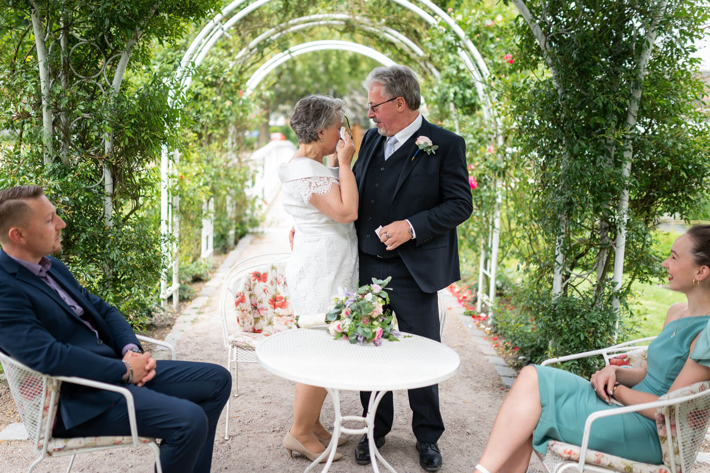 Tränen bei Hochzeit im Rosarium Uetersen