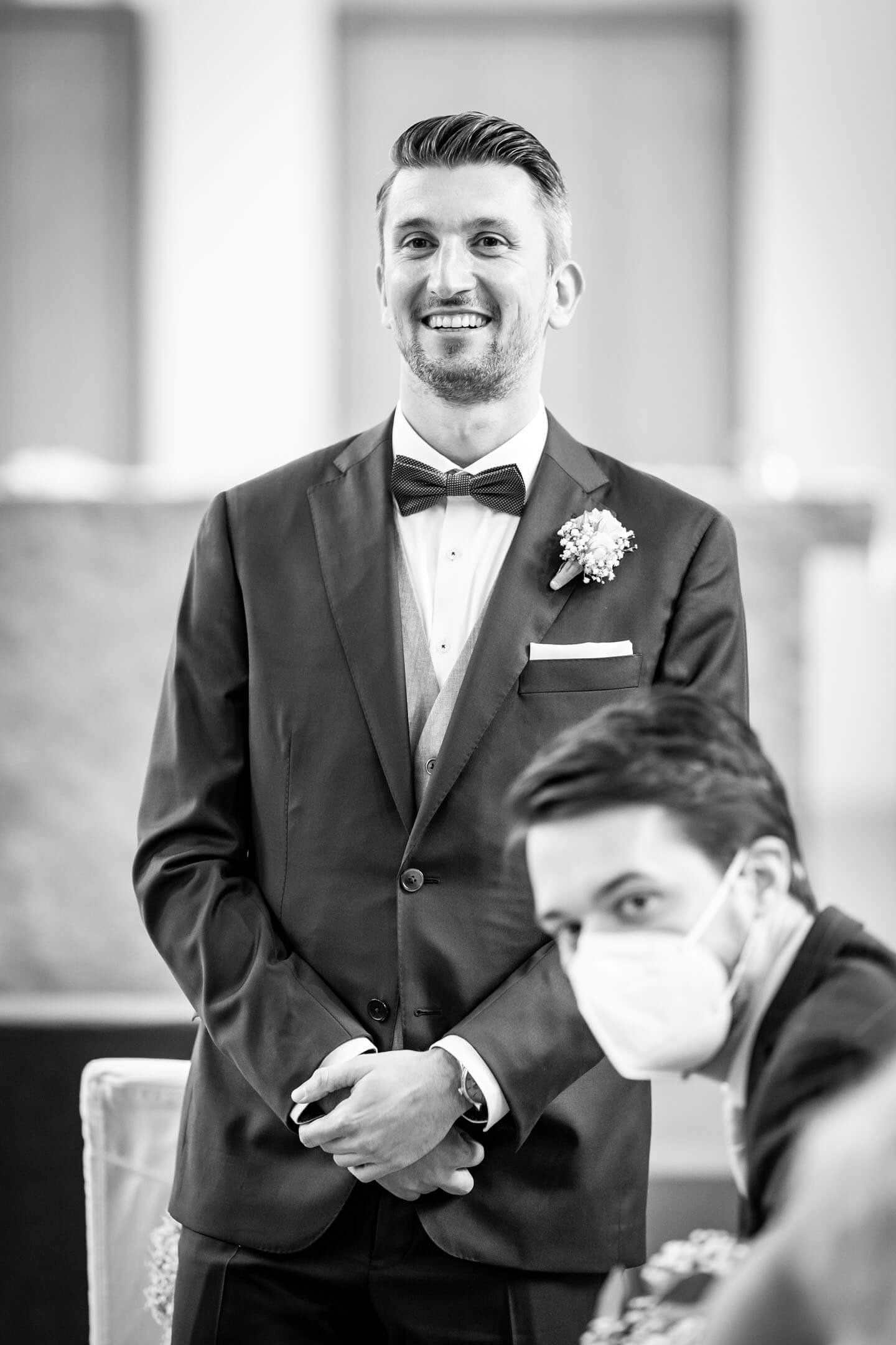 Bräutigam sieht seine Braut zum ersten Mal.