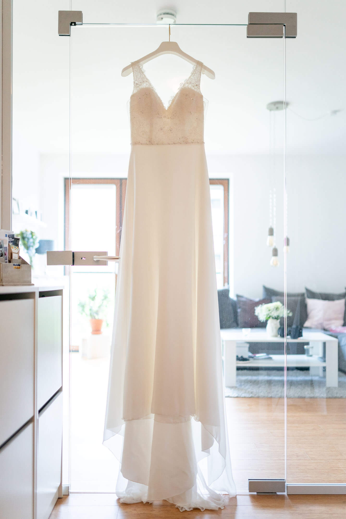 Brautkleid im Gegenlicht.