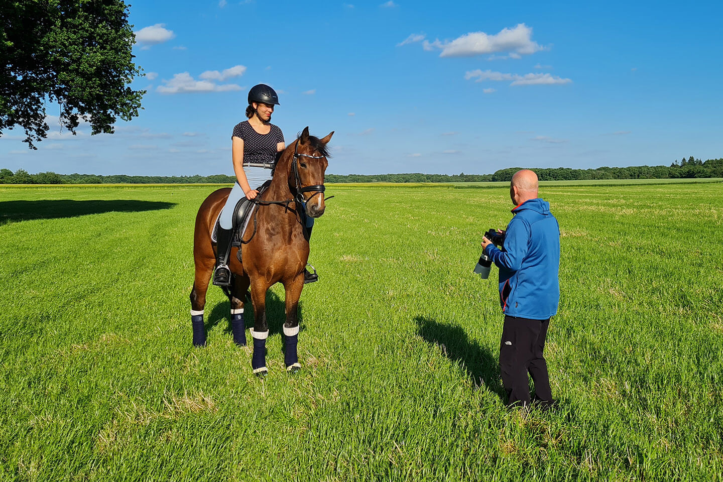 Fotograf Florian Läufer erklärt beim Pferde-Fotoshooting was als nächstes geschieht.