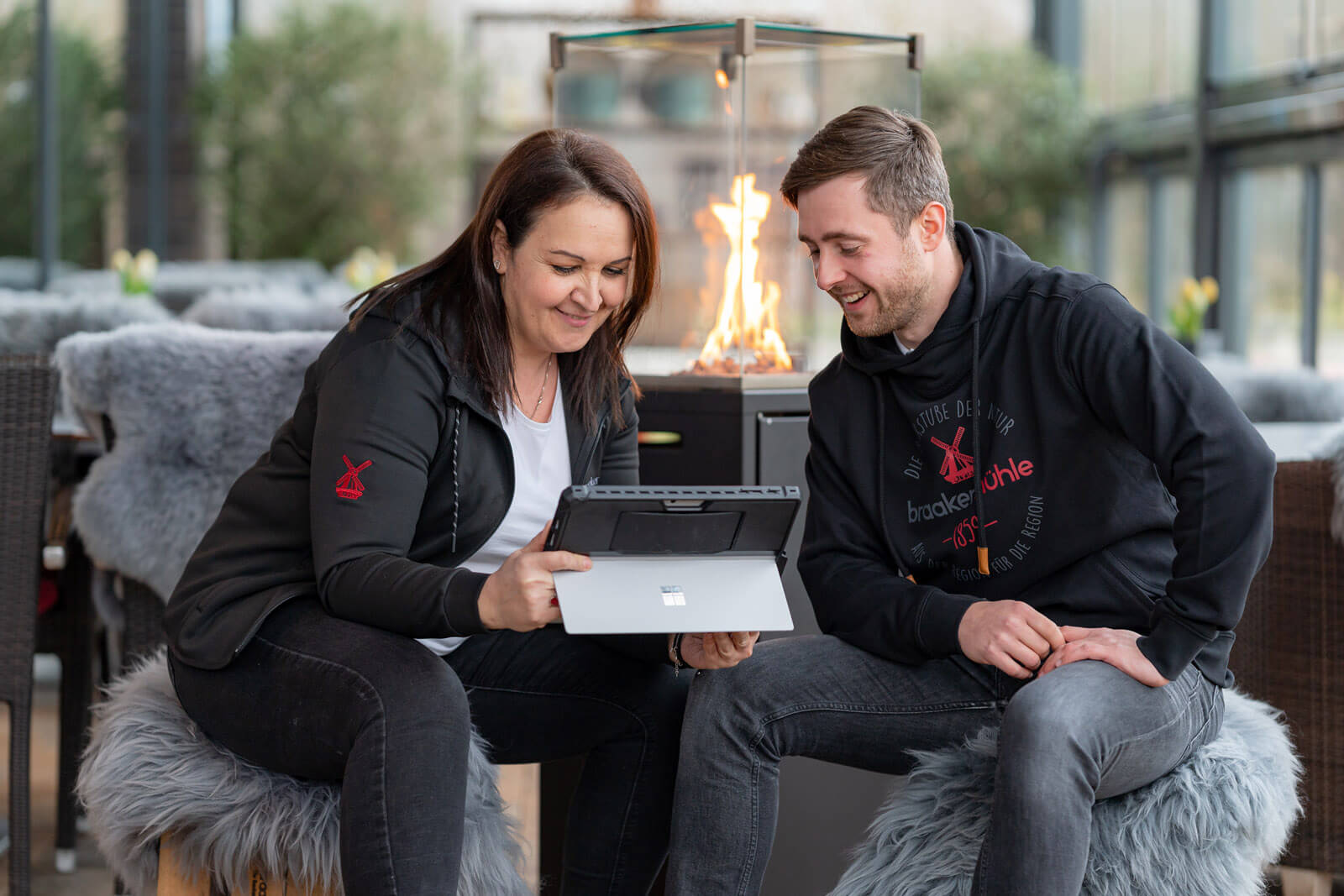 Fotoshooting mit der Mühlenkluft der Braaker Mühle.