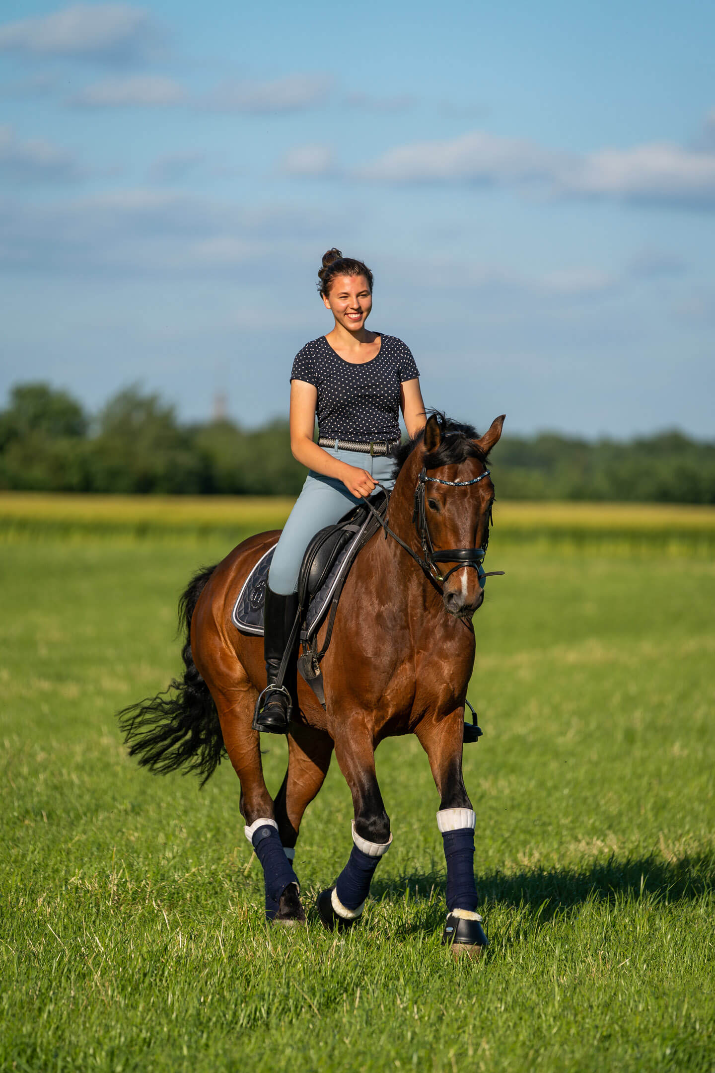 Pferd mit Reiterin im Galopp beim Pferde-Fotoshooting