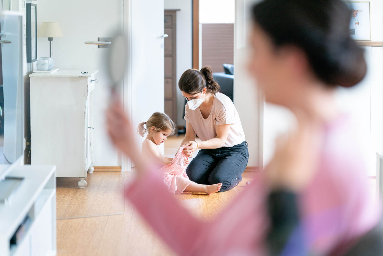 Getting Ready mit Trauzeugin und Blumenkind