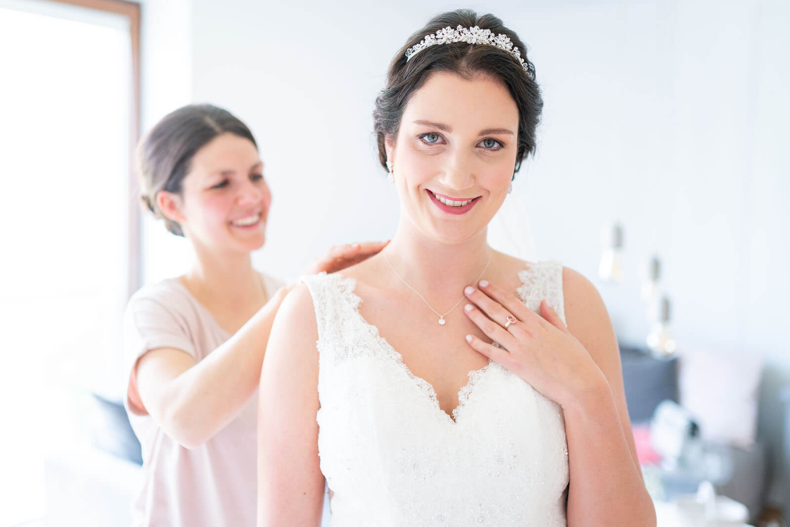 Getting Ready Fotos mit Trauzeugin