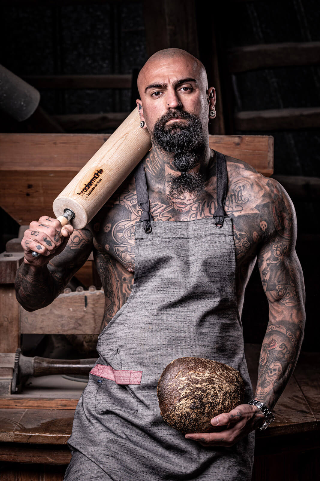 Unternehmensfotografie Hamburg - witzige Handwerkerfotos in der Bäckerei Braaker Mühle.