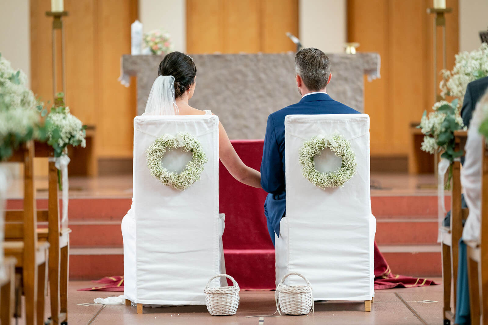Hochzeitspaar vor dem Altar im kleinen Michel in Hamburg.