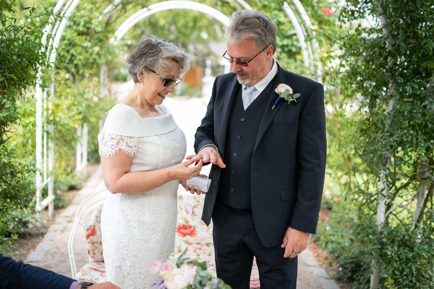 Ring aufstecken während der Hochzeit im Rosarium Uetersen