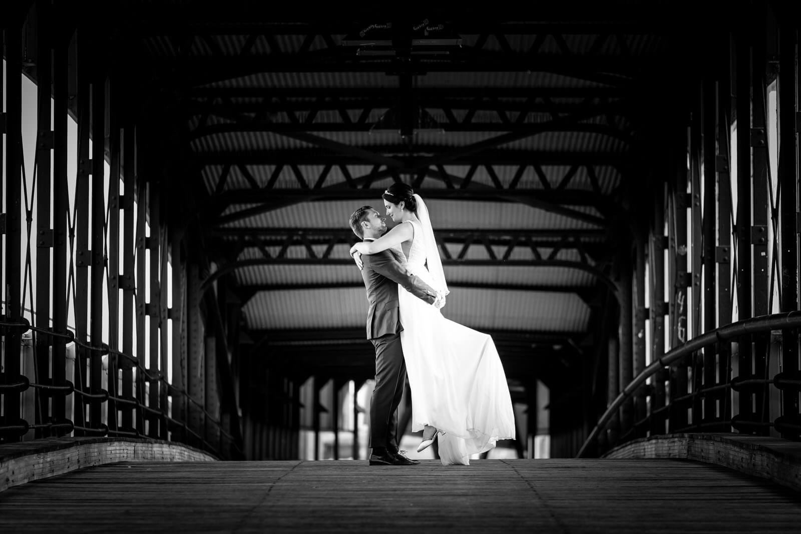 Hochzeitsfotograf Florian Läufer machte dieses Foto vom Brautpaar auf der Gangway zur Cap San Diego an der Elbe.