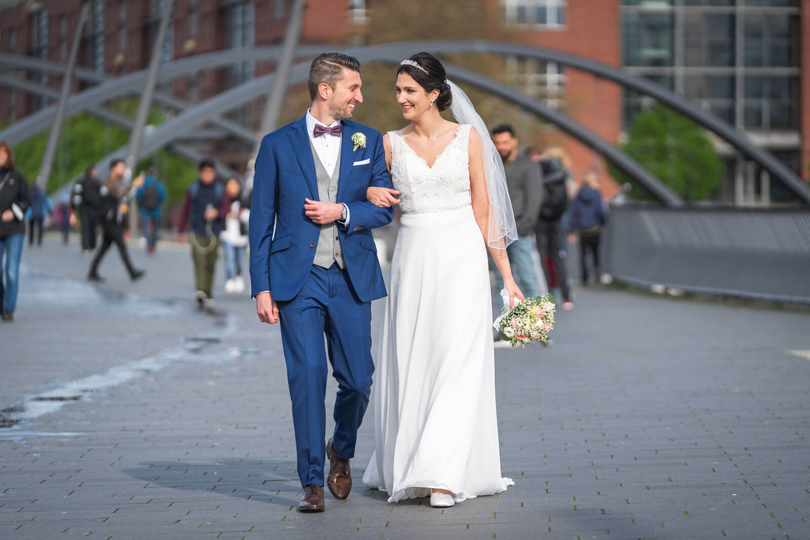Natürliche Hochzeitsfotos am Baumwall in Hamburg. (Foto: Florian Läufer)
