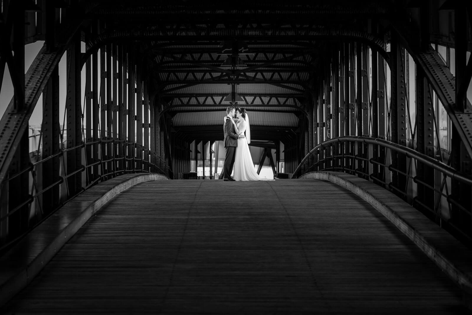 Hochzeitsfotos am Baumwall auf der Gangway zur Cap San Diego