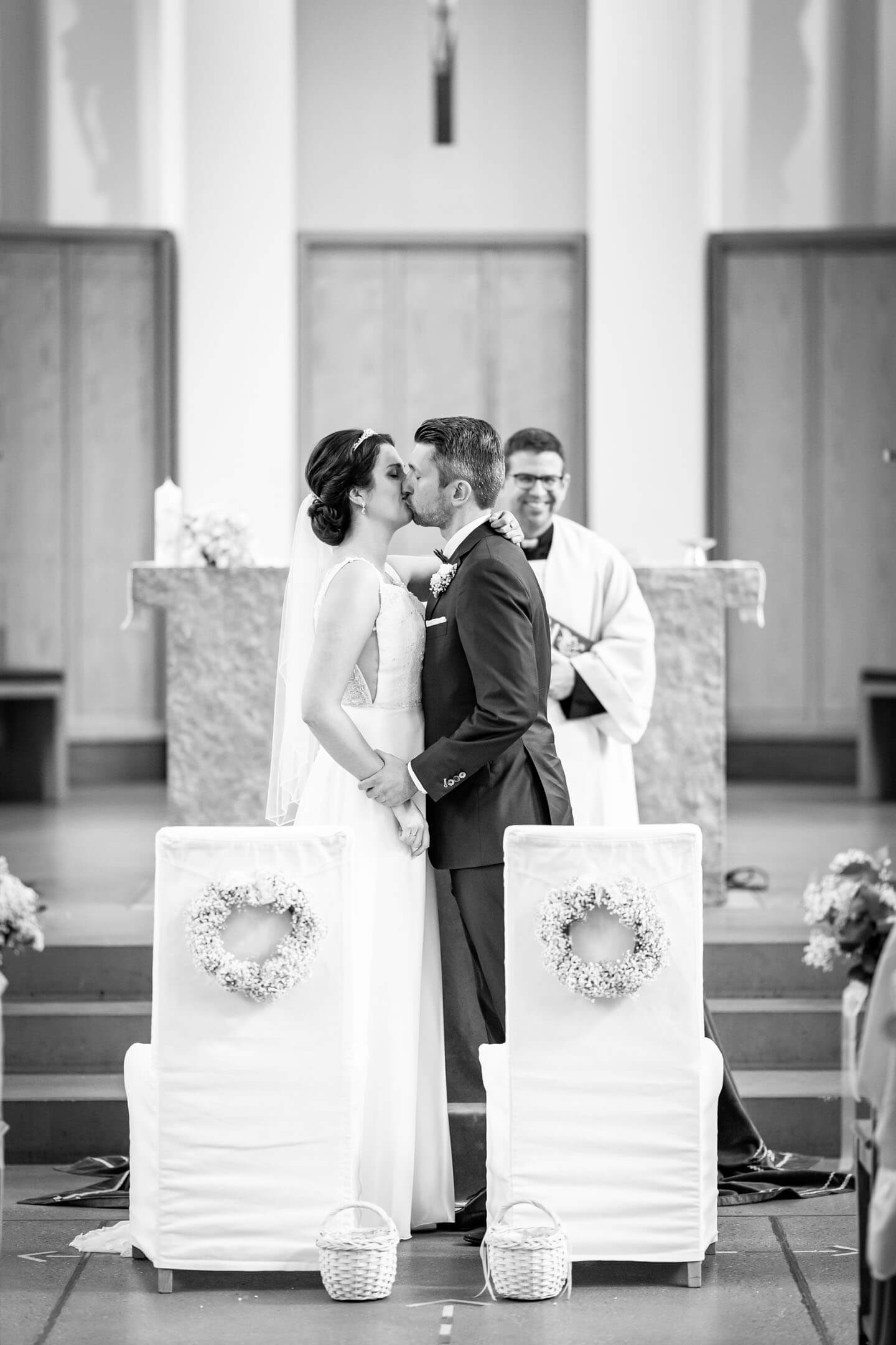 Vermählungskuss bei kirchlicher Hochzeit