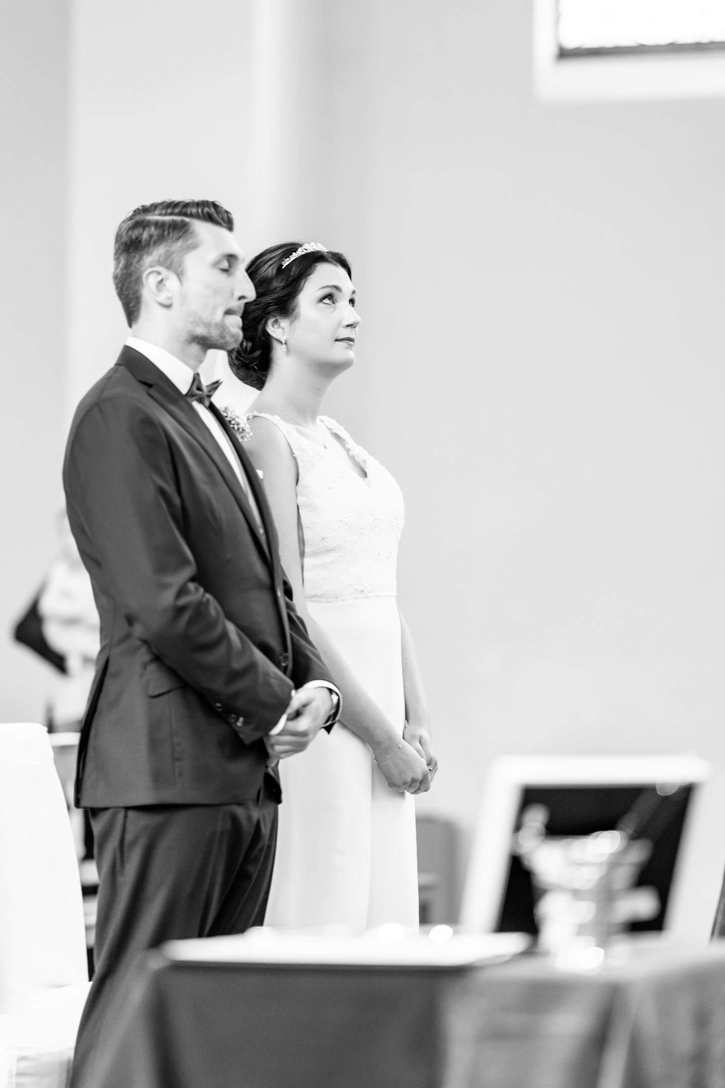 Hochzeitspaar am Altar