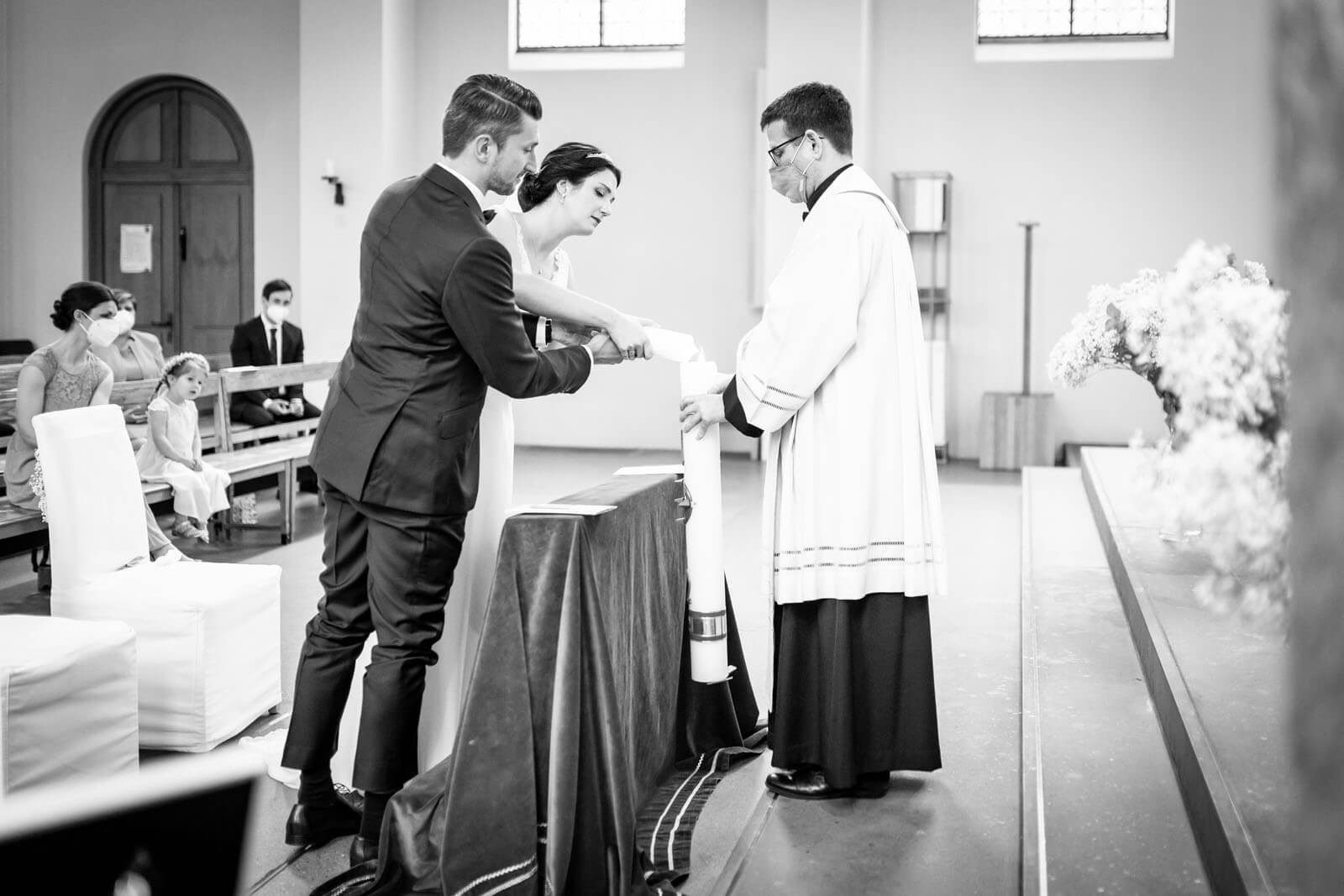 Kerze anzünden beim Traugottesdienst