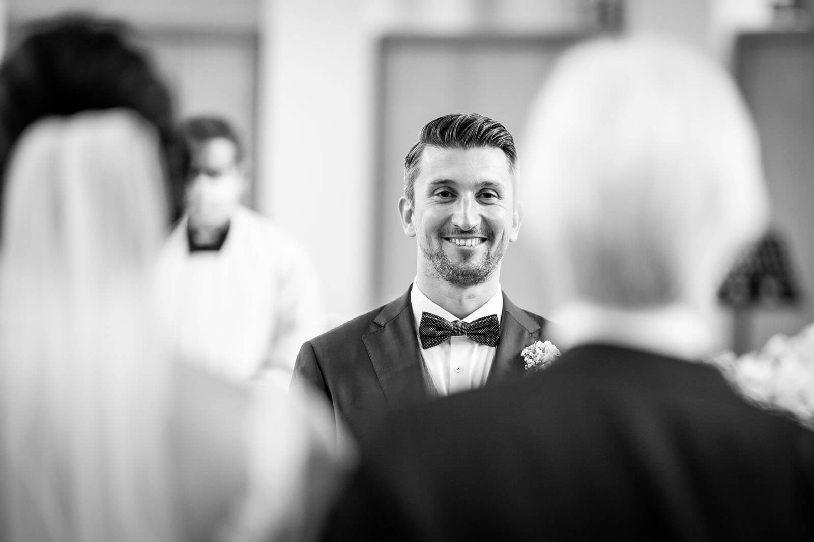 Brautvater übergibt die Braut dem Bräutigam