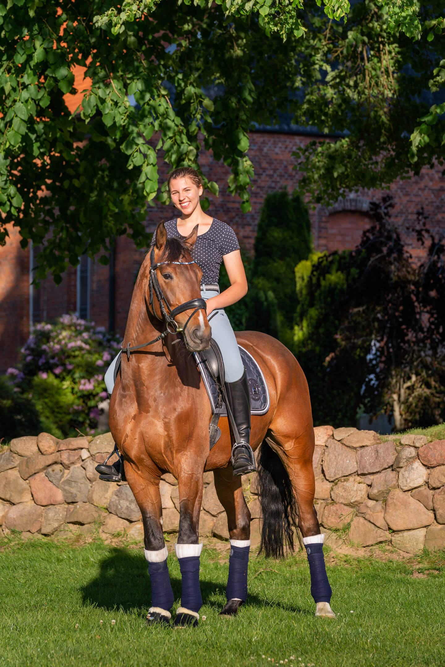 Konfirmandin mit Pferd vor der Kirche