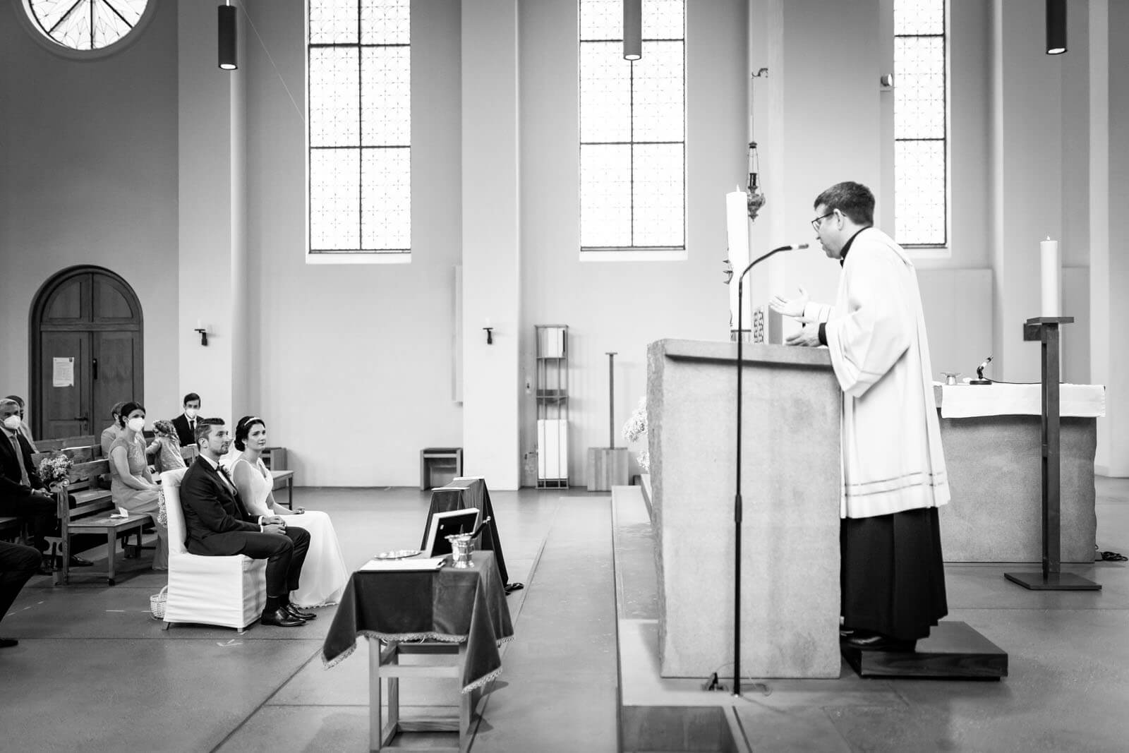 Pfarrer Philipp Görtz beim Traugottesdienst