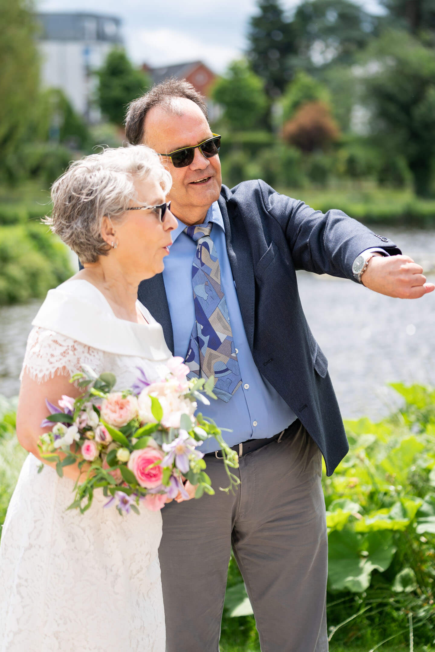 Wie spät? Braut guckt auf Armbanduhr
