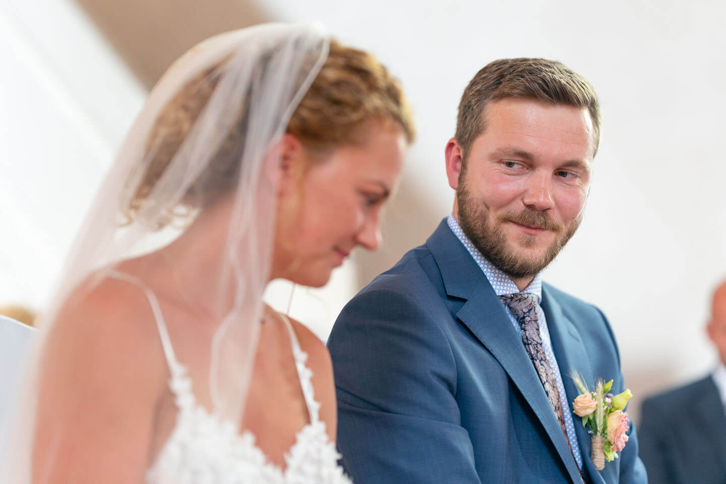 Bräutigam blickt seine Braut an