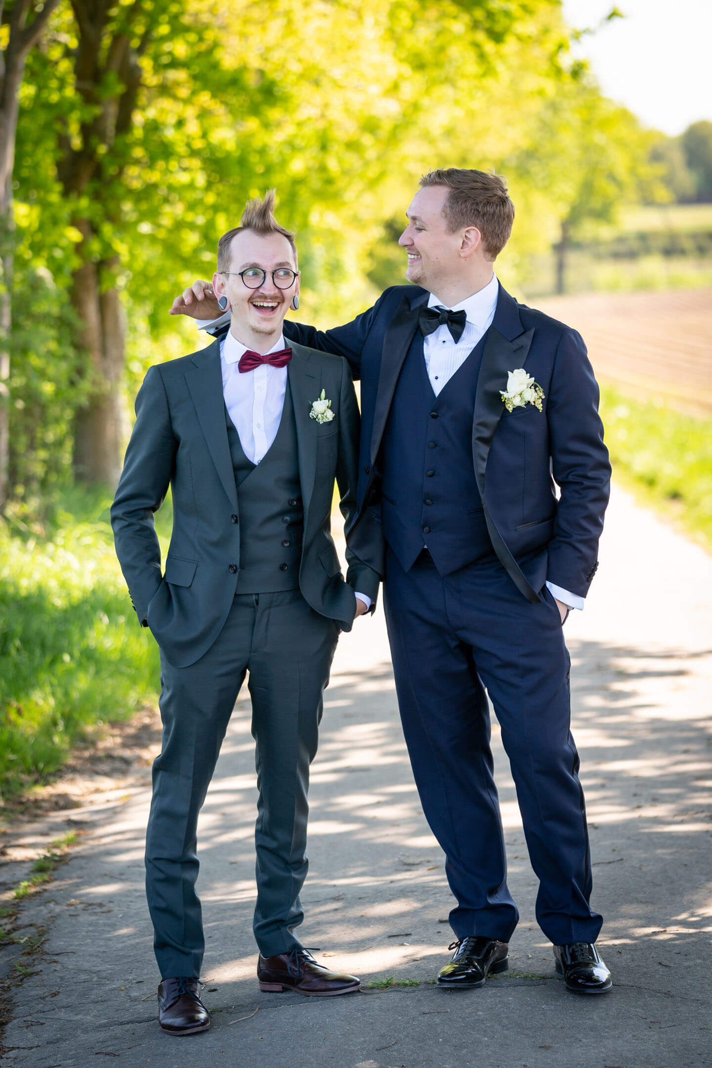 Witziges Foto von zwei Brüdern