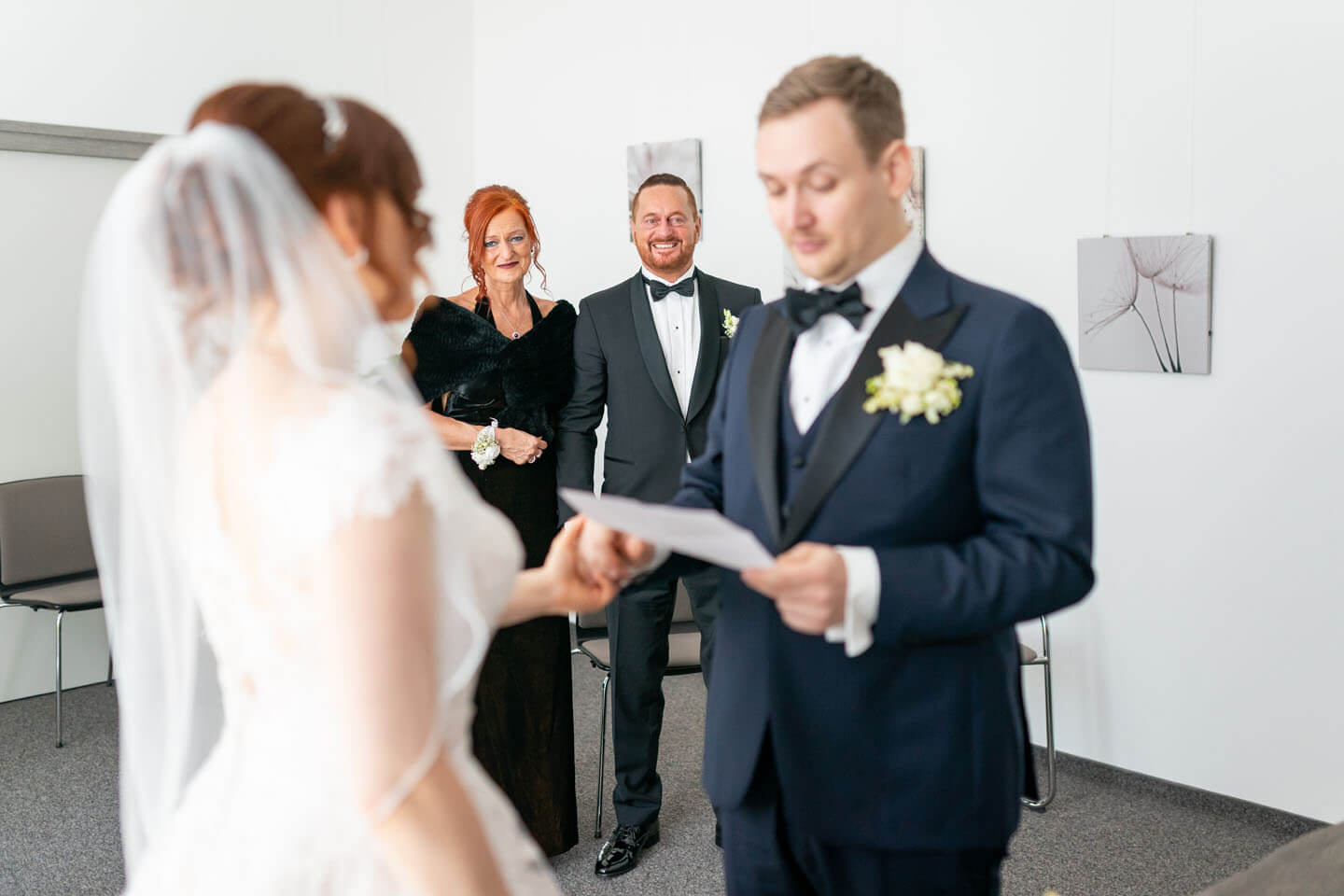 Eltern strahlen bei der standesamtlichen Trauung.