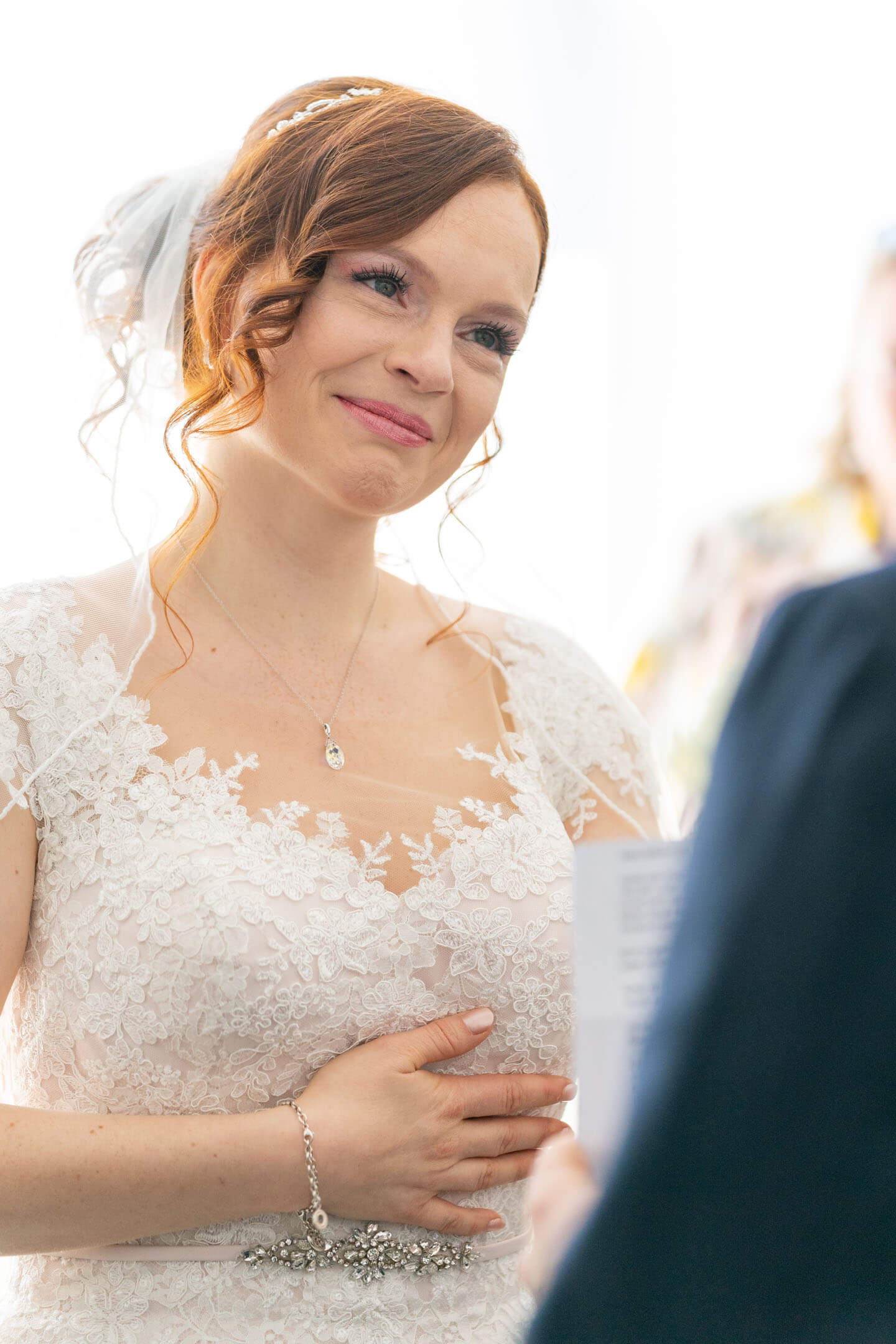 Braut blickt Bräutigam bei der standesamtlichen Trauung an.