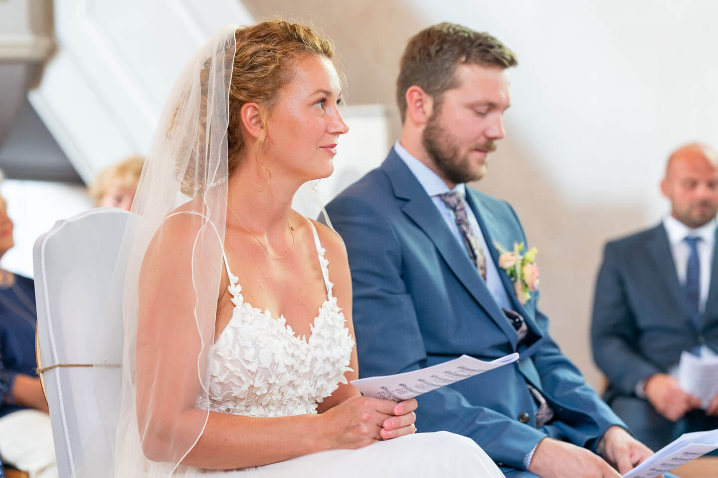 Brautpaar beim Singen während des Traugottesdienstes in einer kleinen Dorfkirche in Brandenburg