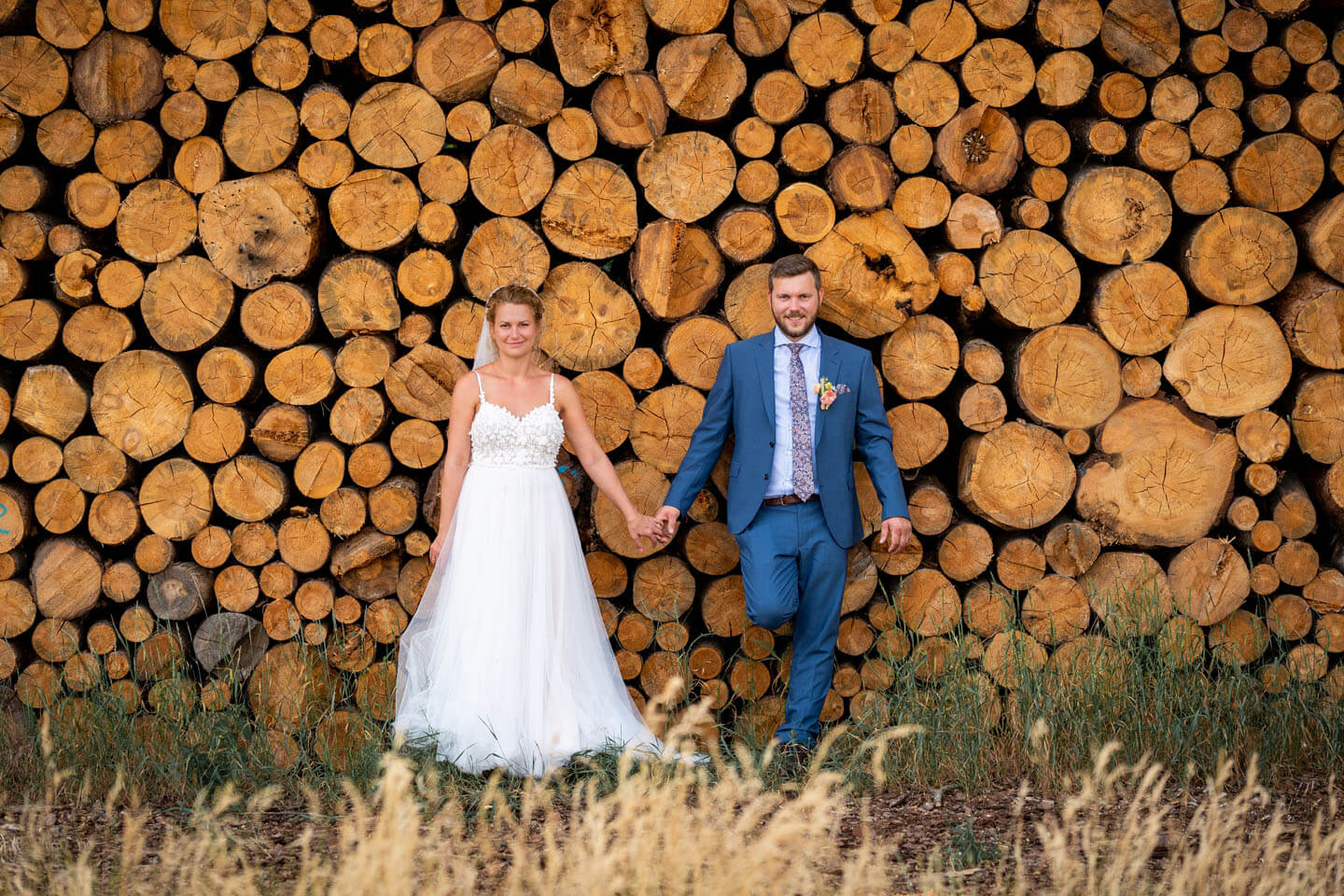 Natürliche Hochzeitsfotos entstehen in der Natur