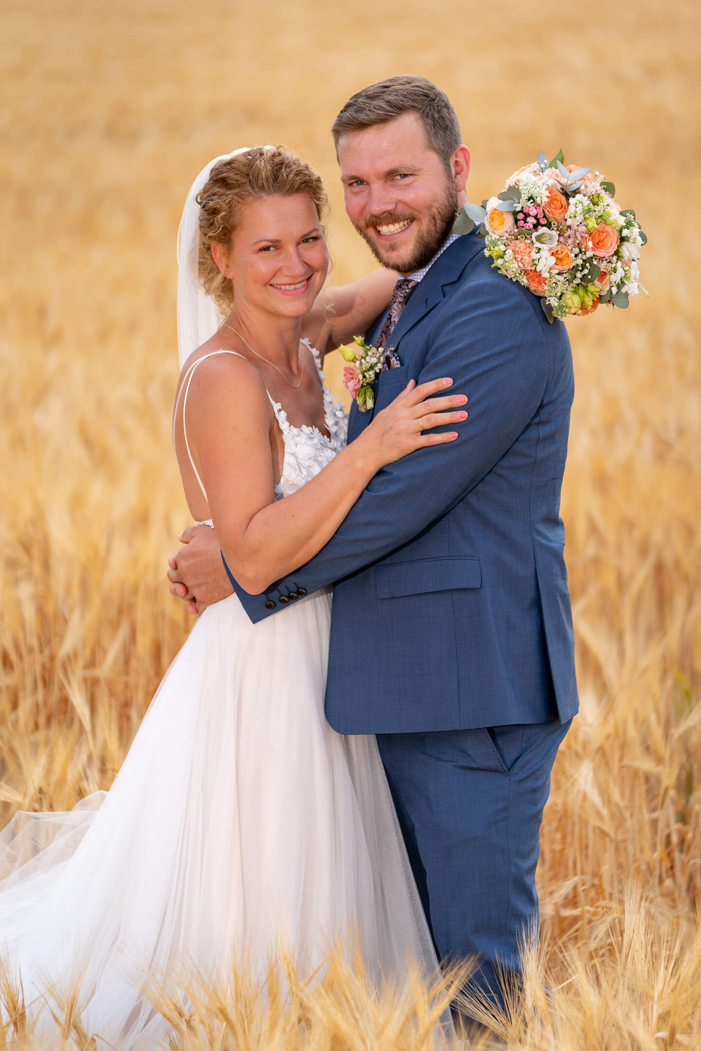 Brautpaarshooting im Kornfeld in Brandenburg