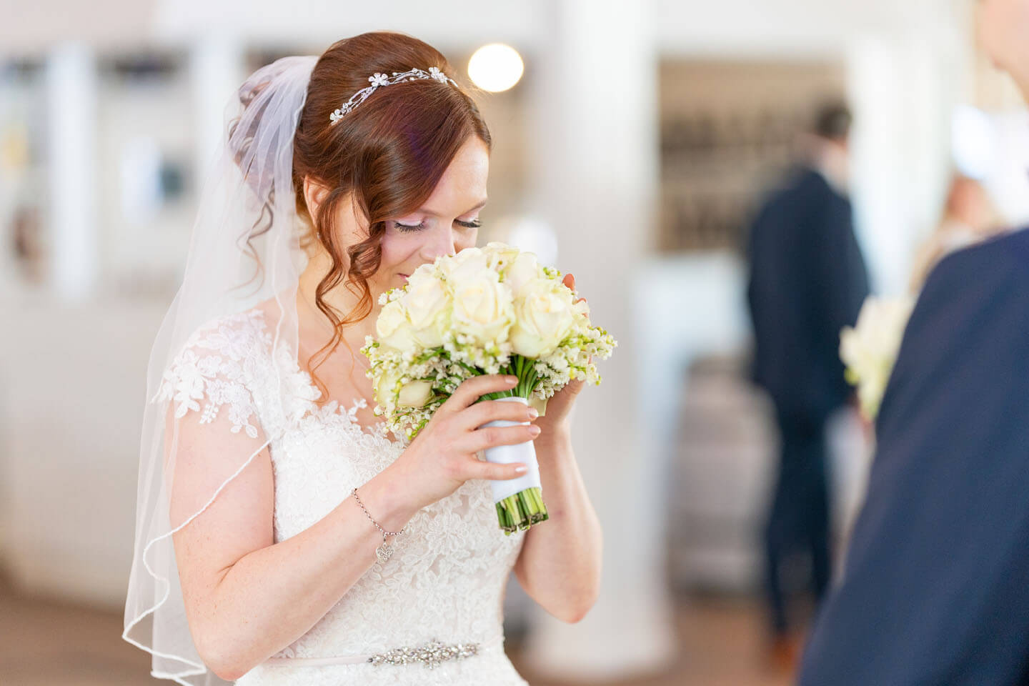 Braut riecht am Braustrauss. Foto: Florian Läufer