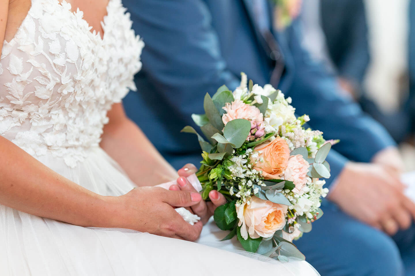 Brautstrauss in der Hand der Braut.