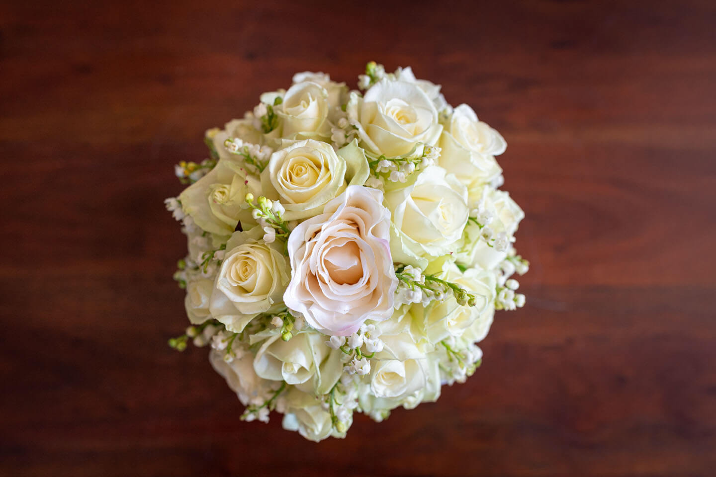 Brautstrauß mit hellen Rosen.