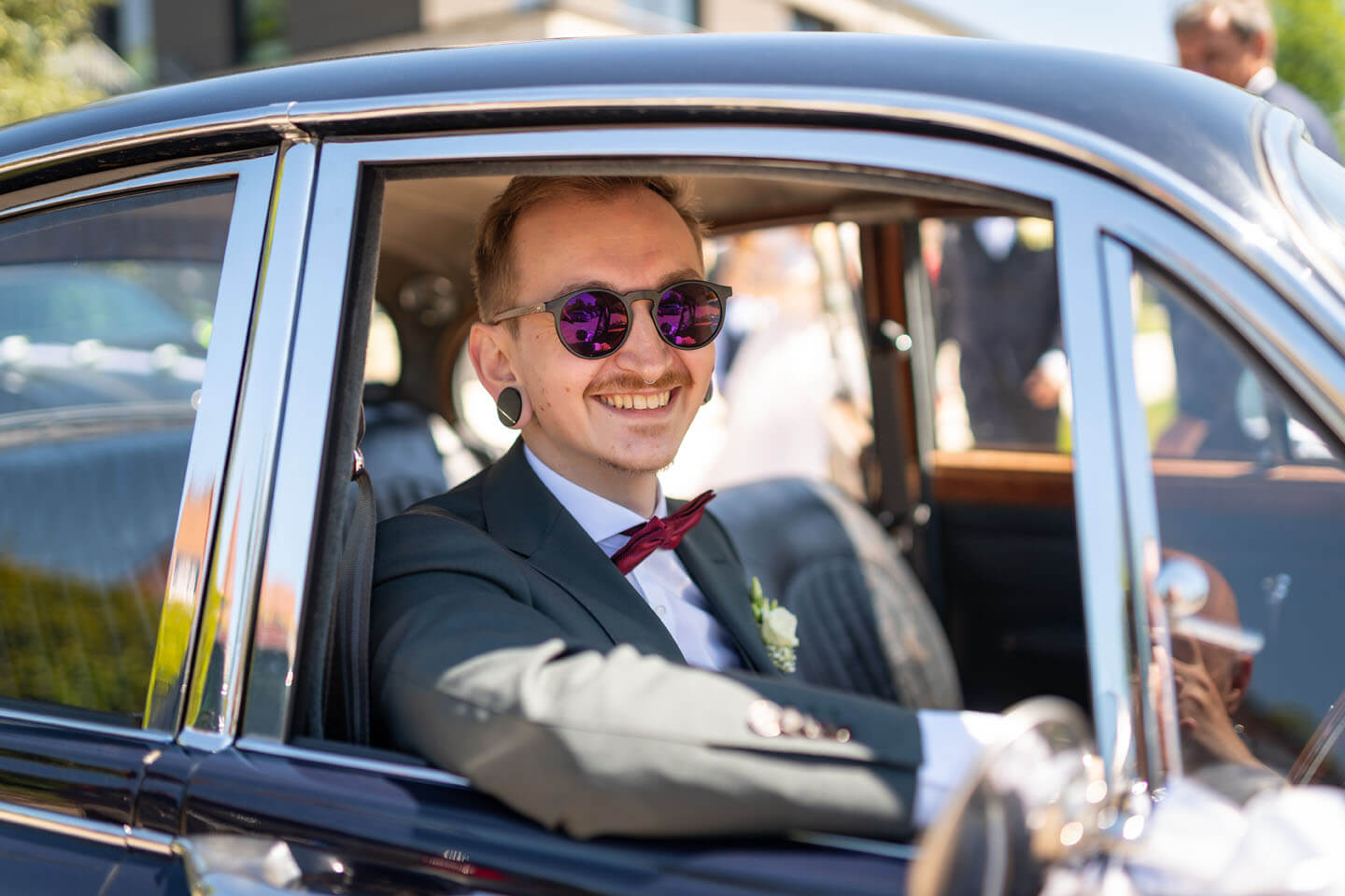 Chauffeur vom Hochzeitsauto.