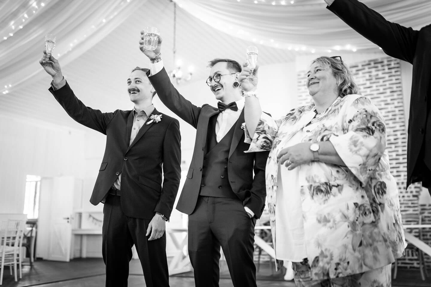 Cheers! Hochzeitsgäste stoßen im landhaus Westerhof mit Champagner an.