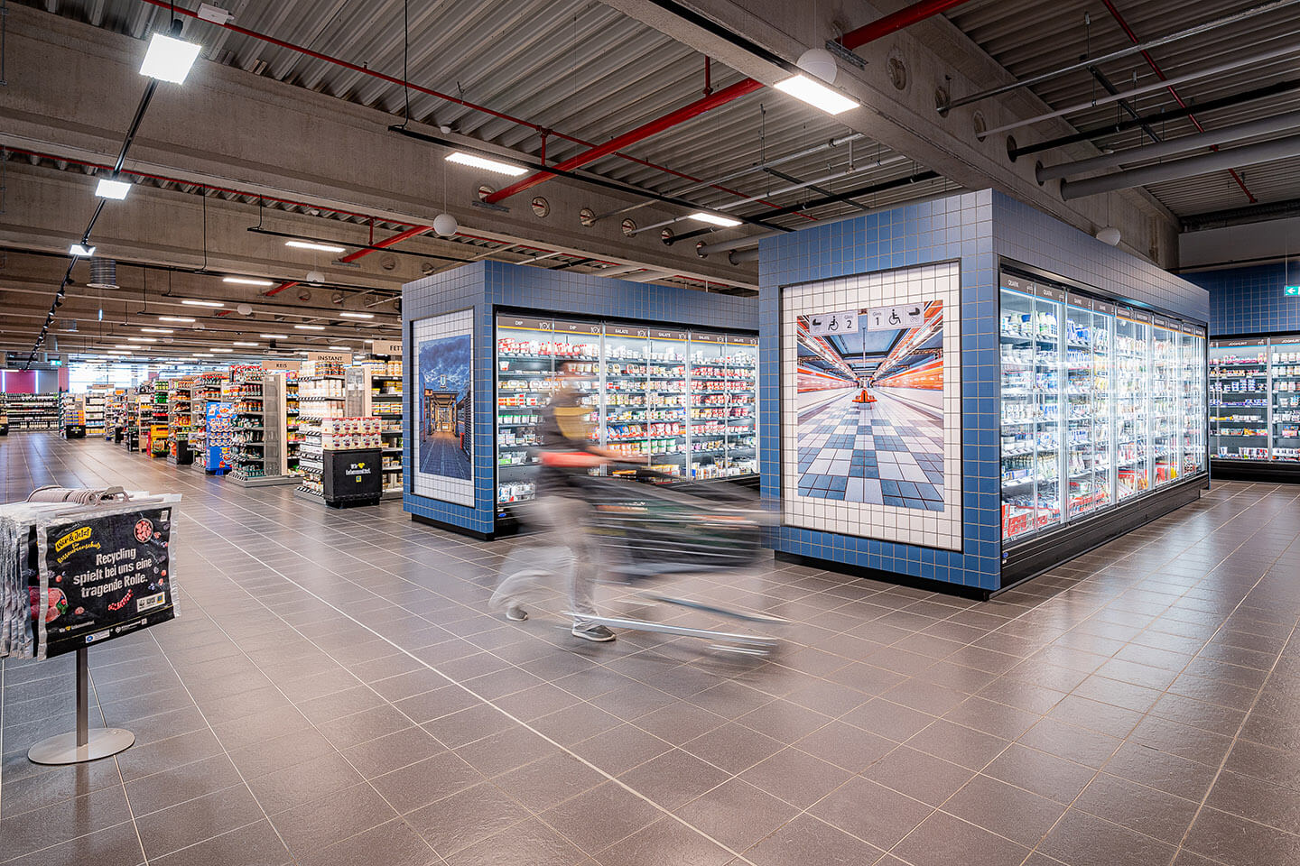 Der Edekamarkt Woelm in Hamburg-Billstedt mit Fotografien von Florian Läufer