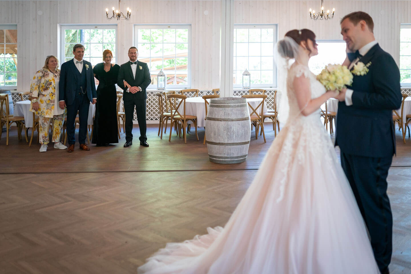 Eltern beobachten das First Look Shooting