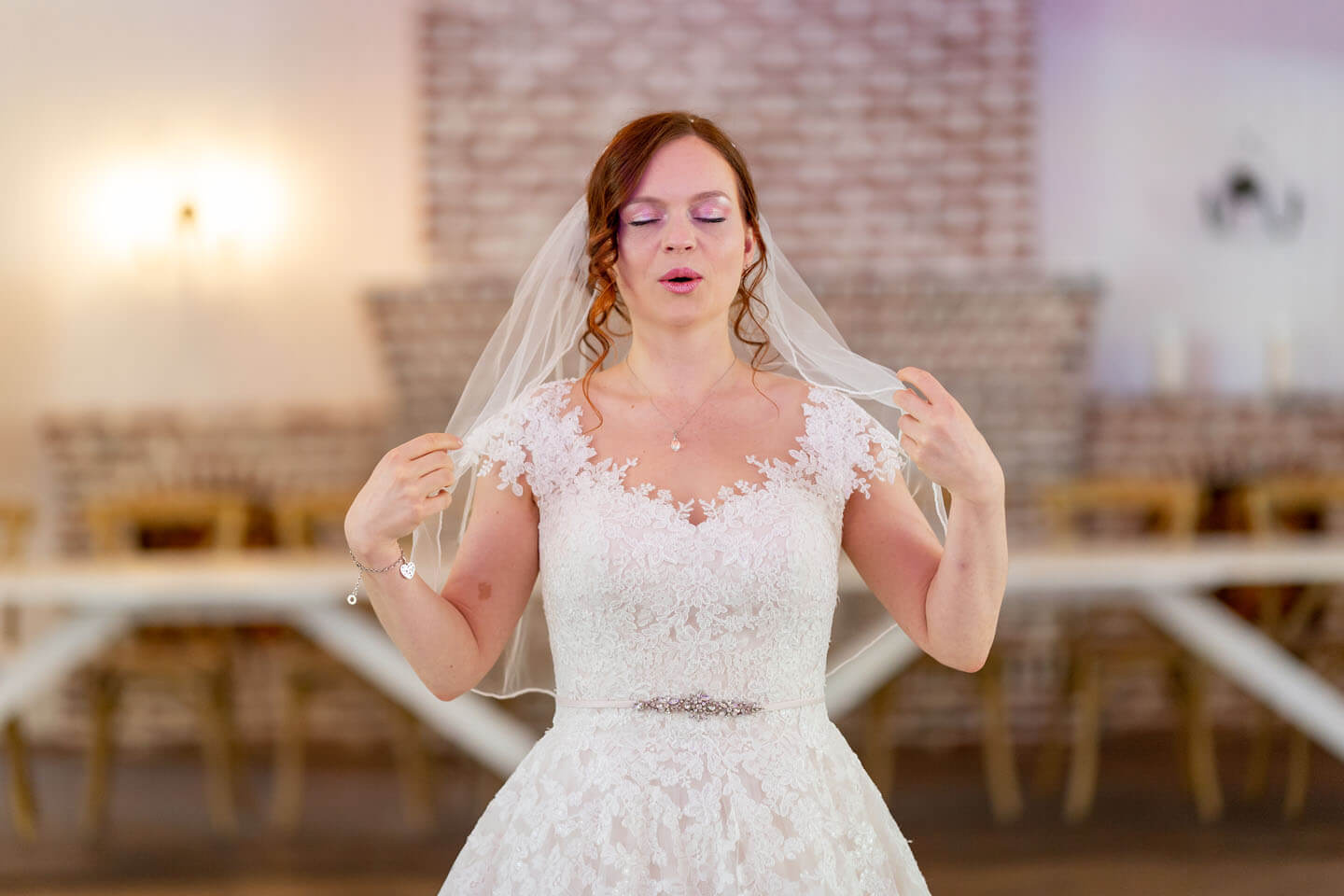 Eine aufgeregte Braut beim first Look Shooting im Landhaus Westerhof.