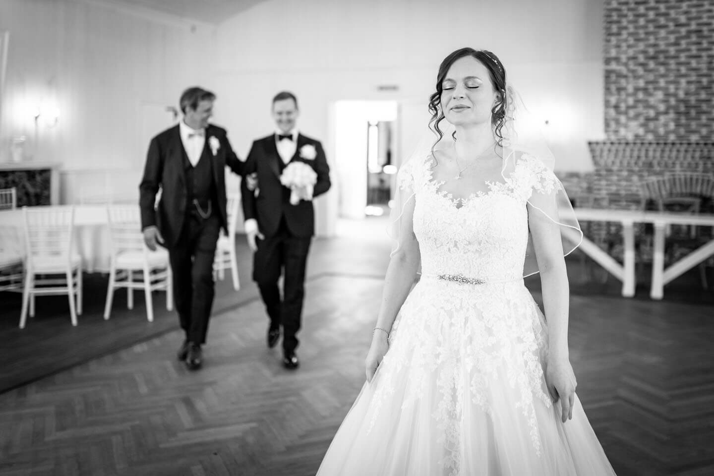 First Look Shooting. Schwarzweißbild von dem Hochzeitsfotograf Florian Läufer.