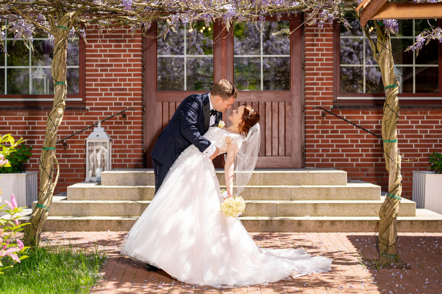 Klassisches Hochzeitsfoto im Garten vom landhaus Westerhof.