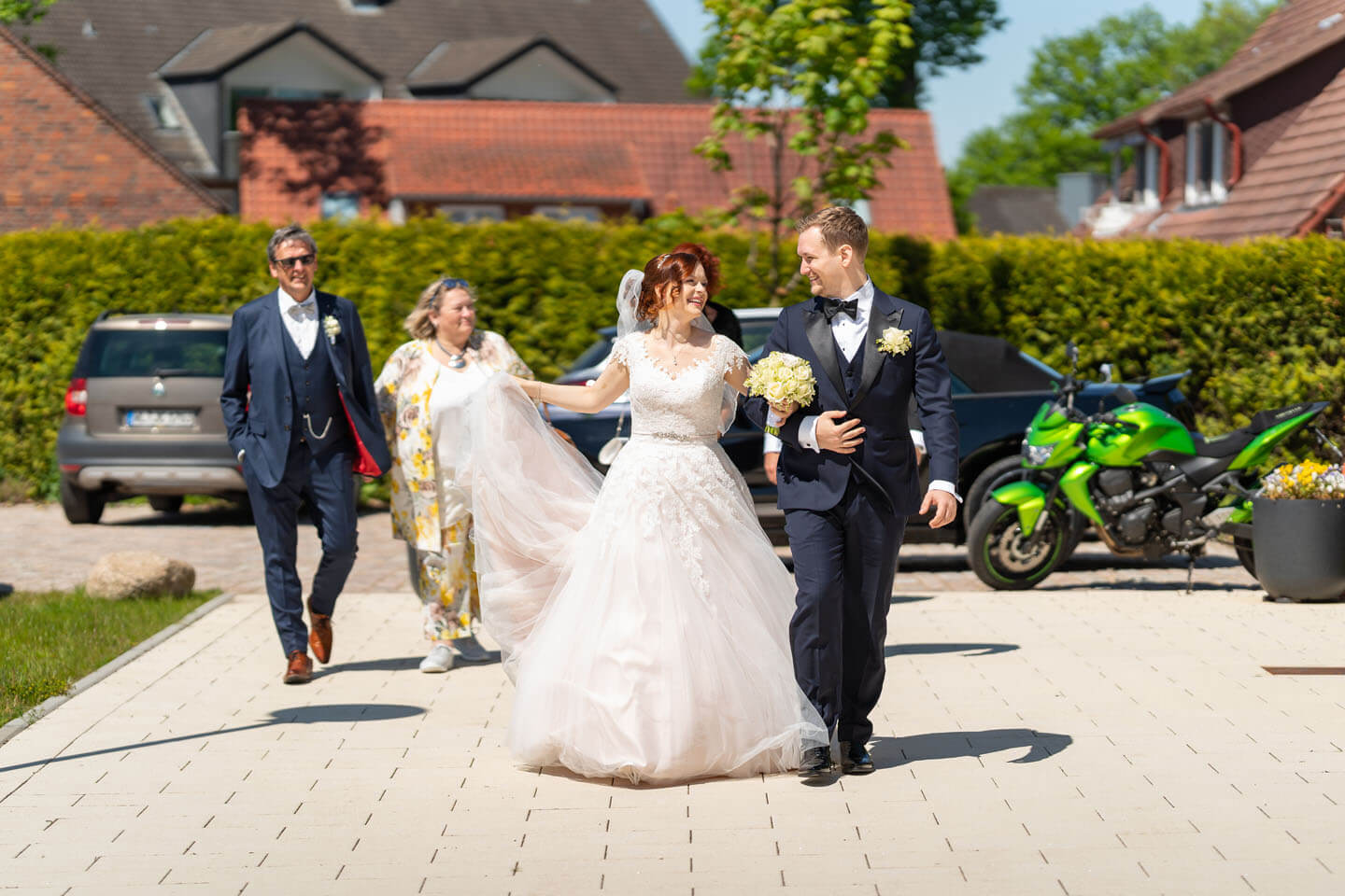 Brautpaar auf dem Weg ins Standesamt Rosengarten. (Foto: Florian Läufer)
