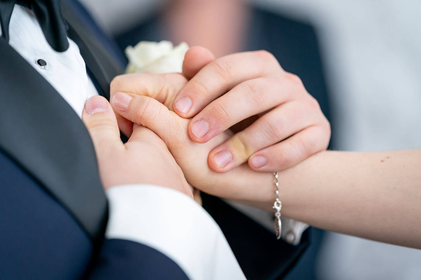 Hand am Herzen bei standesamtlicher Trauung.