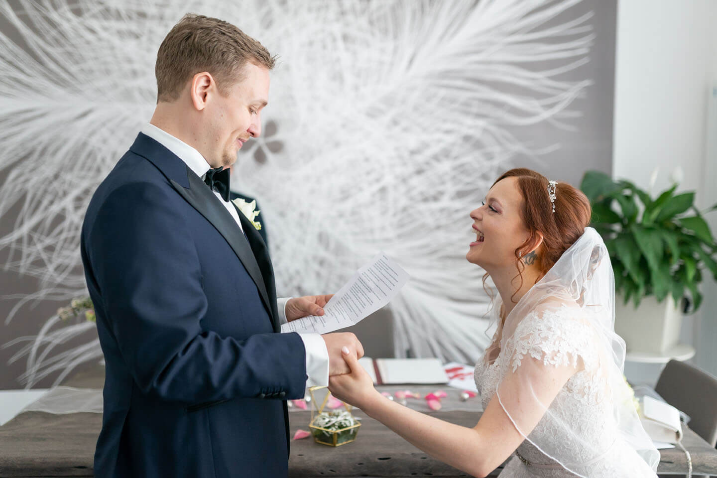 Braut lacht im Standesamt.