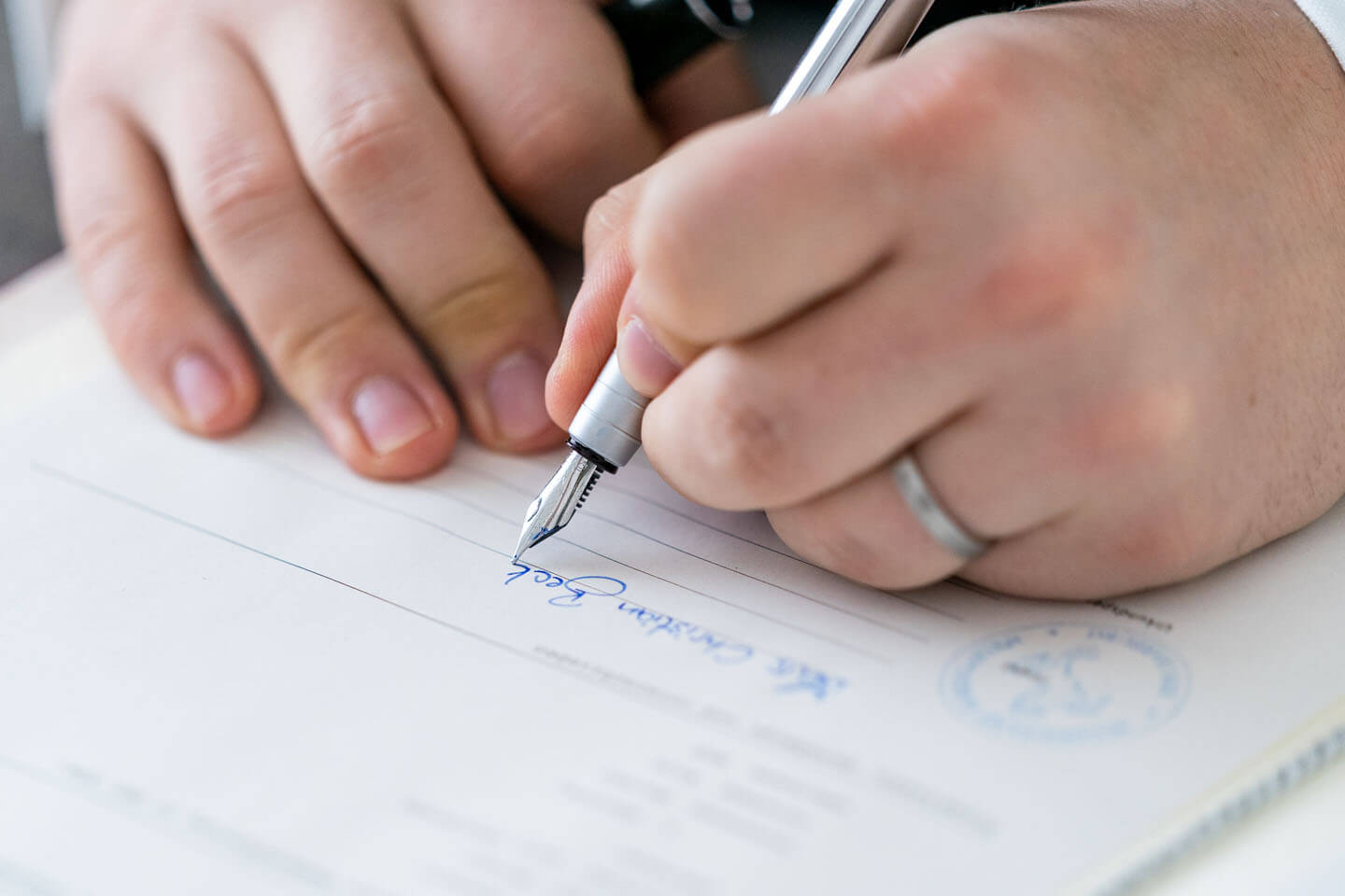 Detailfotos sind bei jeder Hochzeitsreportage wichtig. Hier das Unterschreiben der Heiratsurkunde.