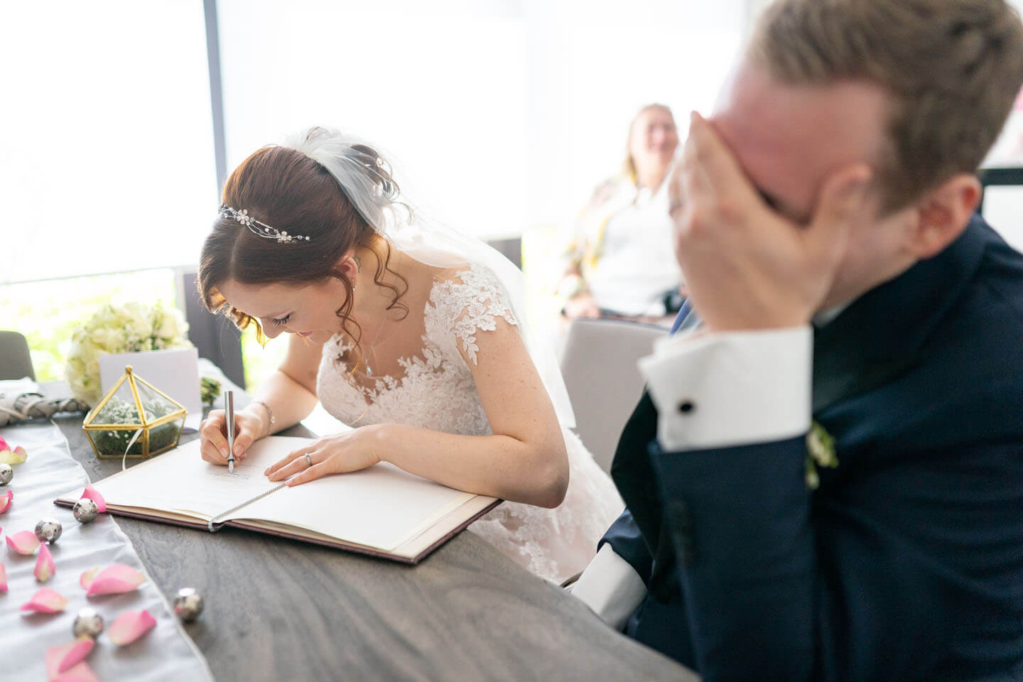 Heiratsurkunde unterschreiben.