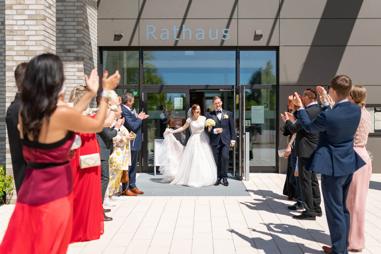 Brautpaar tritt aus dem Standesamt Rosengarten heraus. Fotograf: Florian Läufer aus Hamburg.