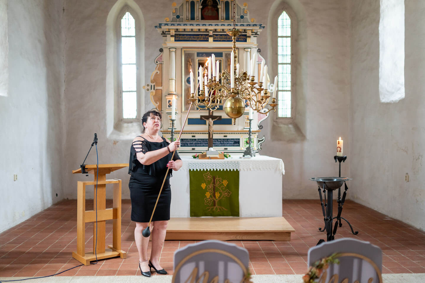 Kerzen werden von der Küsterin entzündet