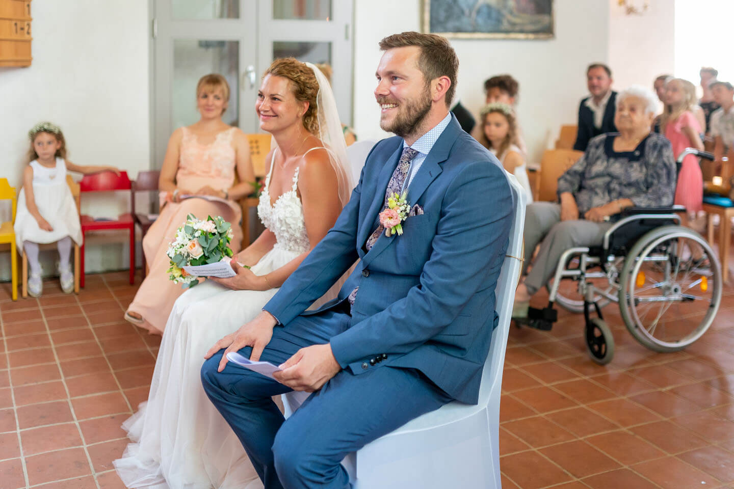 Trauung in einer kleinen Dorfkirche