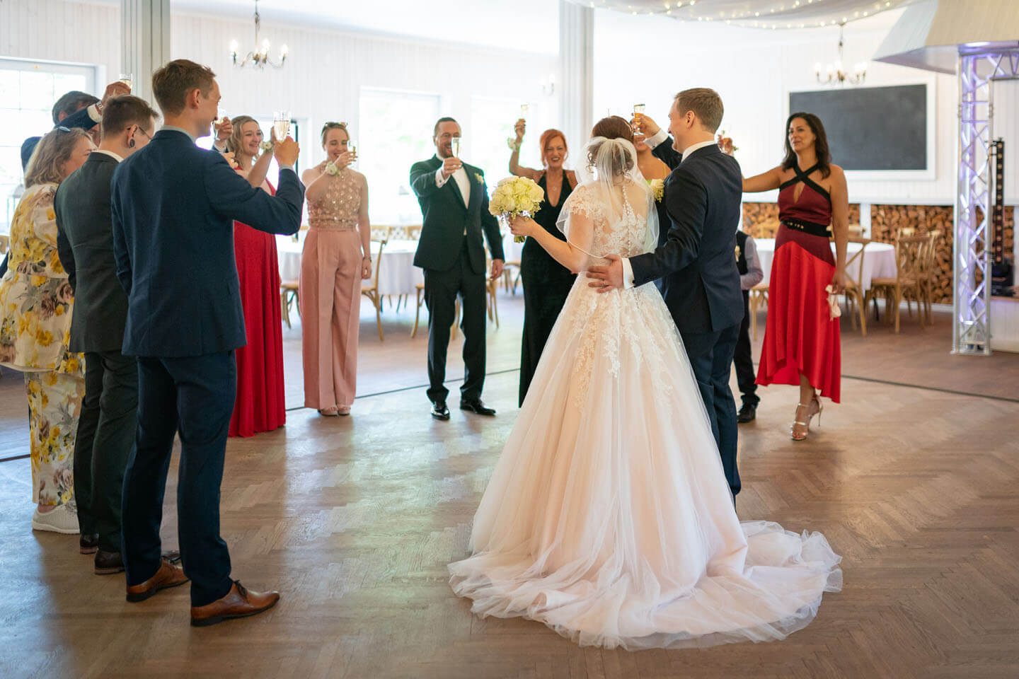 Prost! Brautpaar stößt mit der Familie an.