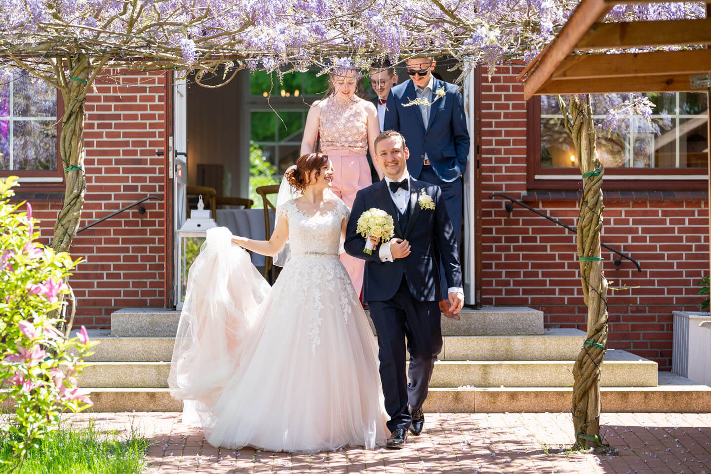 Der Garten im Landhaus Westerhof eignet sich hervorragend für Hochzeitsfotos wie dieses.