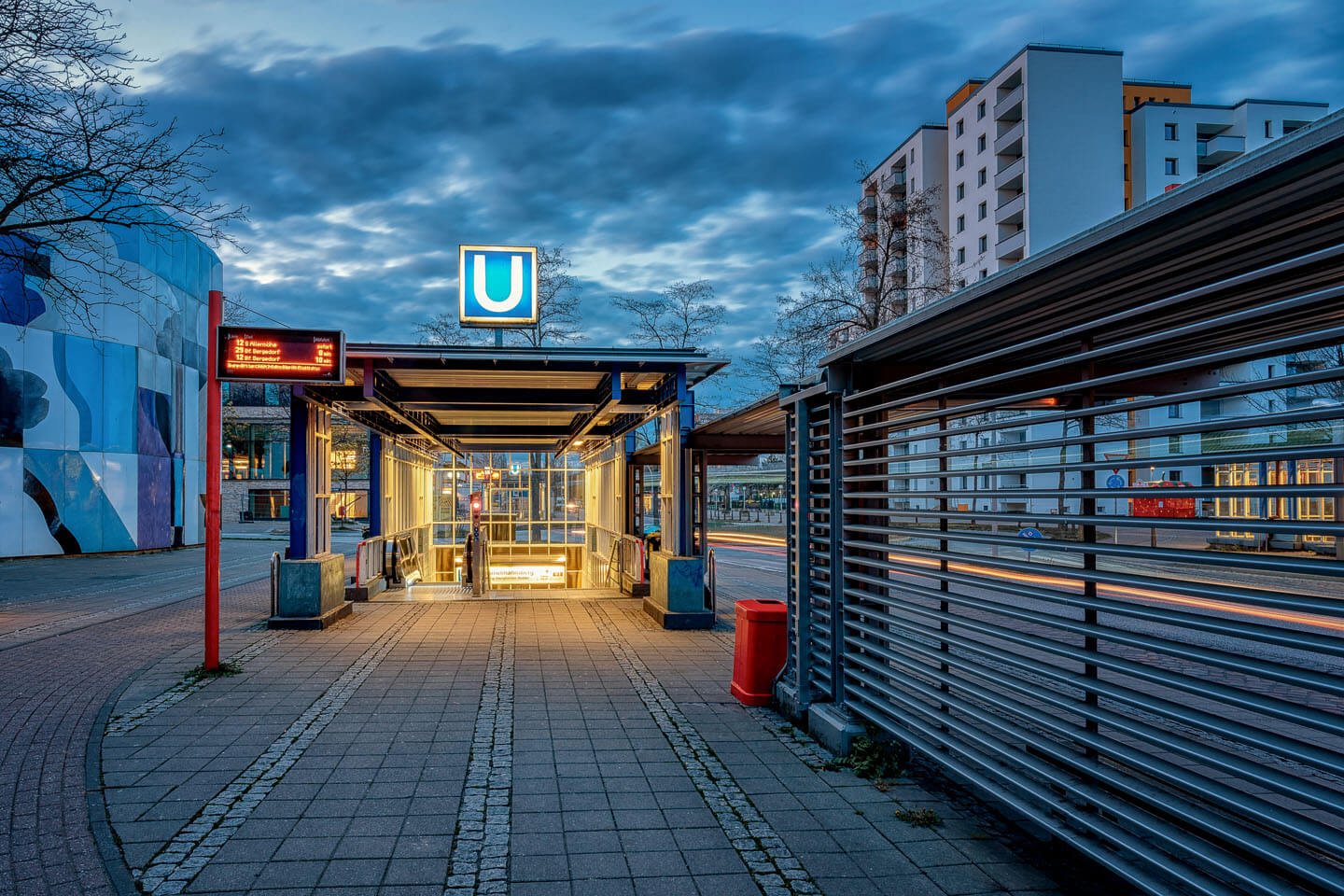 Der Eingang des U Bahnhofs Mümmelmannsberg zur Blauen Stunde. Foto: Florian Läufer, Hamburg